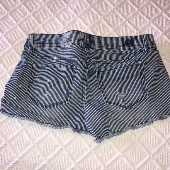 New denim shorts - Picture 2 of 2